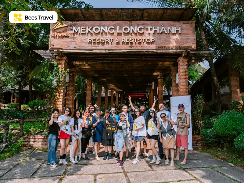 The group made a rest stop at Mekong Long Thanh.