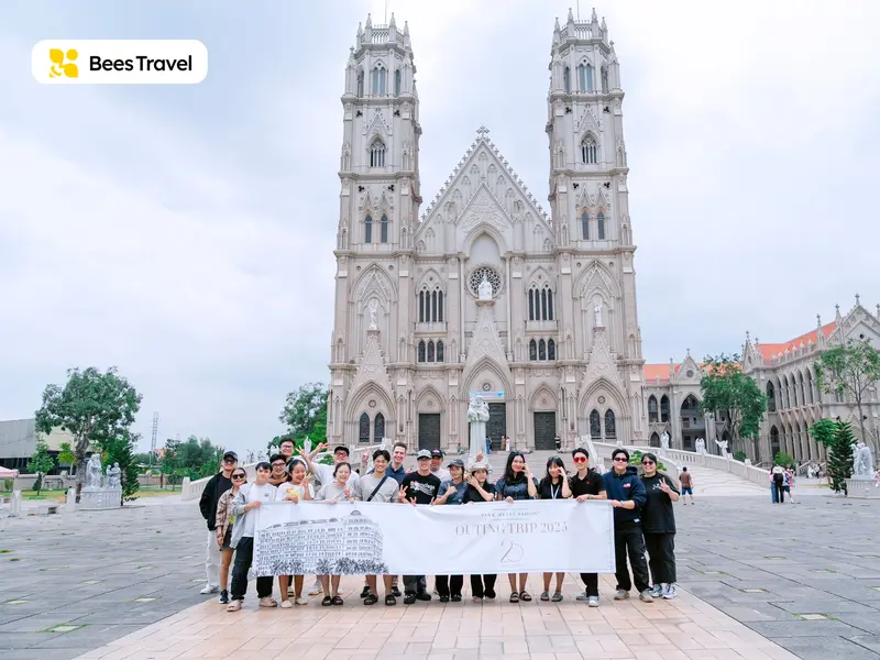 The group checked in at famous tourist attractions