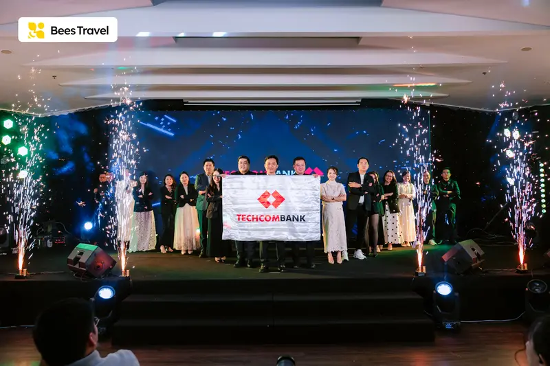 Chụp hình kỉ niệm, khép lại đêm Thank You Party đáng nhớ