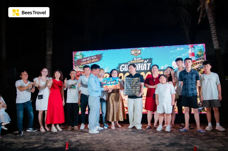 Trao giải cho đội chiến thắng