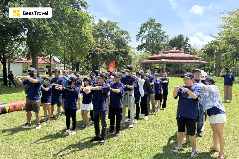 Khởi động theo nhóm, tạo không khí tươi vui