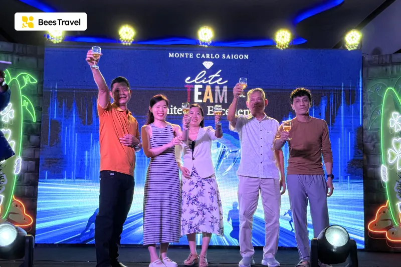 Nâng ly khai mạc đêm gala dinner