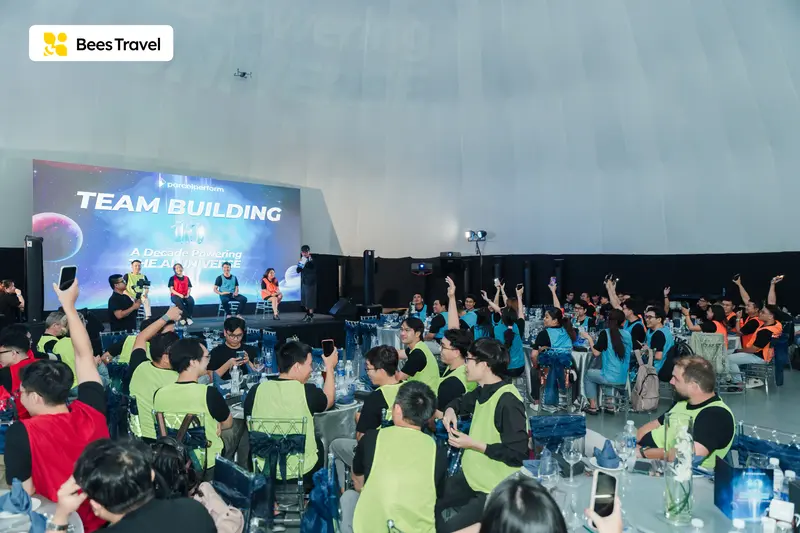 Đoàn có mặt tại địa điểm sự kiện và làm nóng với những trò chơi thú vị