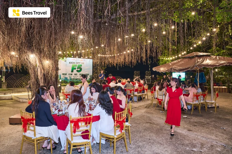 Ăn tối "chill chill" trong không gian sân vườn thoáng mát