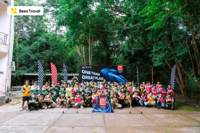 Đoàn chụp ảnh trước khi xuất phát Amazing Race