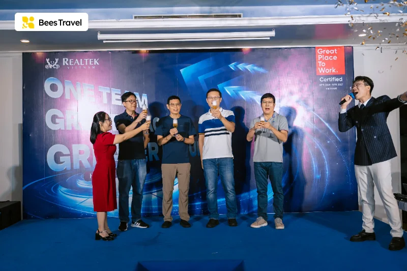 Nâng ly khởi đầu đêm Gala Dinner