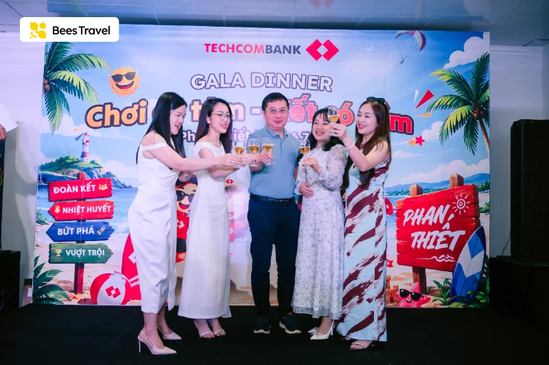 Nâng ly trong đêm gala dinner