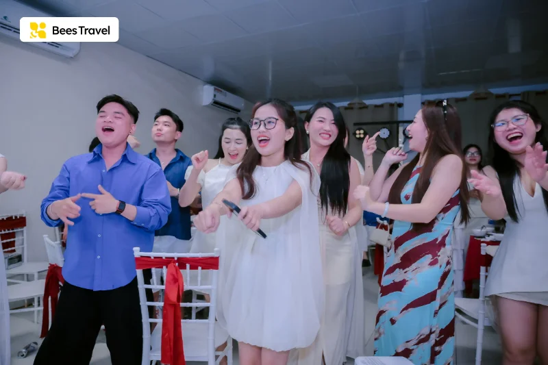 Khán giả cổ vũ nhiệt tình cho các ca sĩ