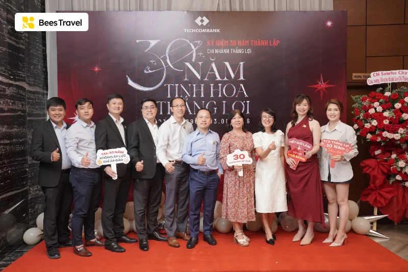 Đoàn chụp ảnh check in tại sự kiện