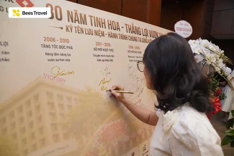 Các thành viên ký tên lưu niệm trên từng cột mốc hành trình