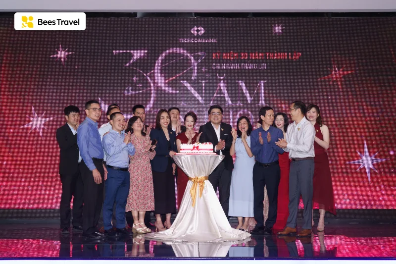 Cắt bánh sinh nhật tuổi 30