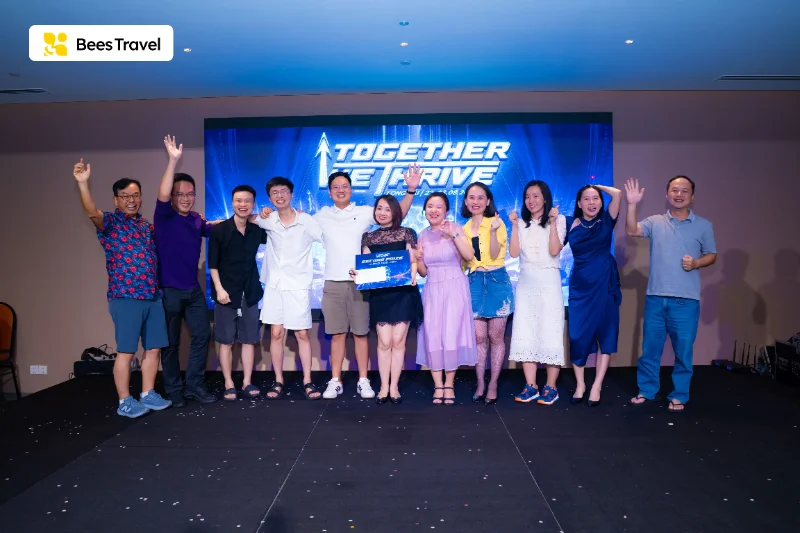 Trao giải cho đội chiến thắng thử thách team building