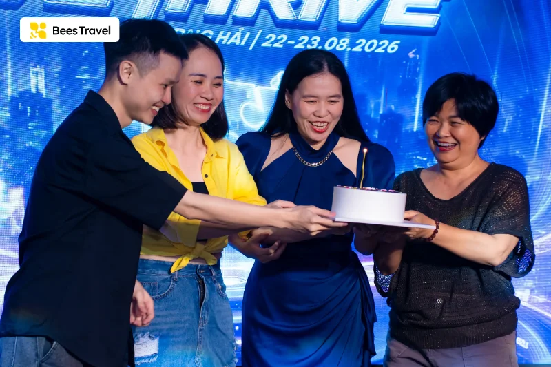 Cắt bánh sinh nhật